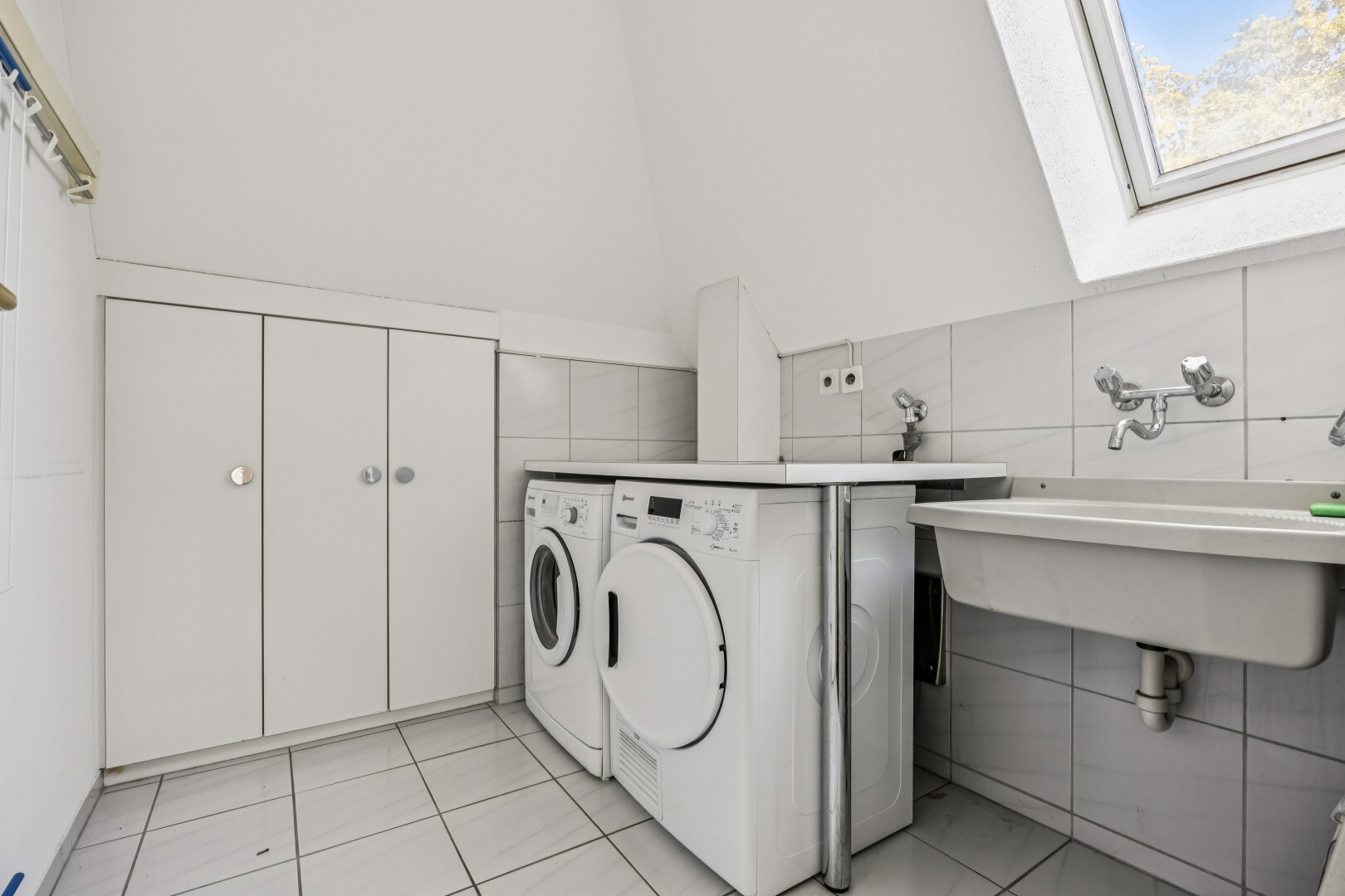 wäschekammer mit inside property, tumbler, light floor, drywall, und gipskartonwand