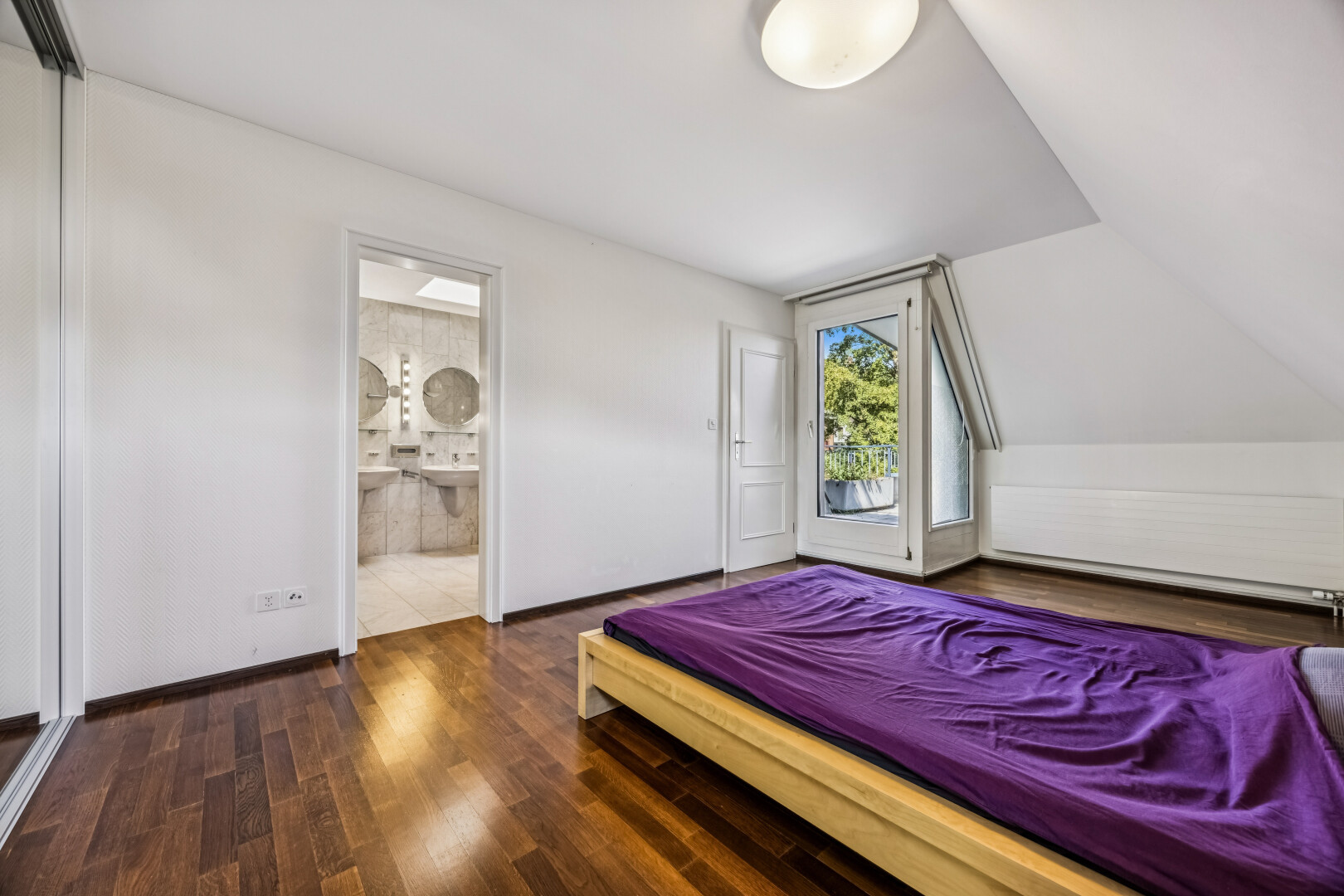 zimmer / schlafzimmer mit dark floor, gipskartonwand, drywall, holzfußboden, und wood finish floor