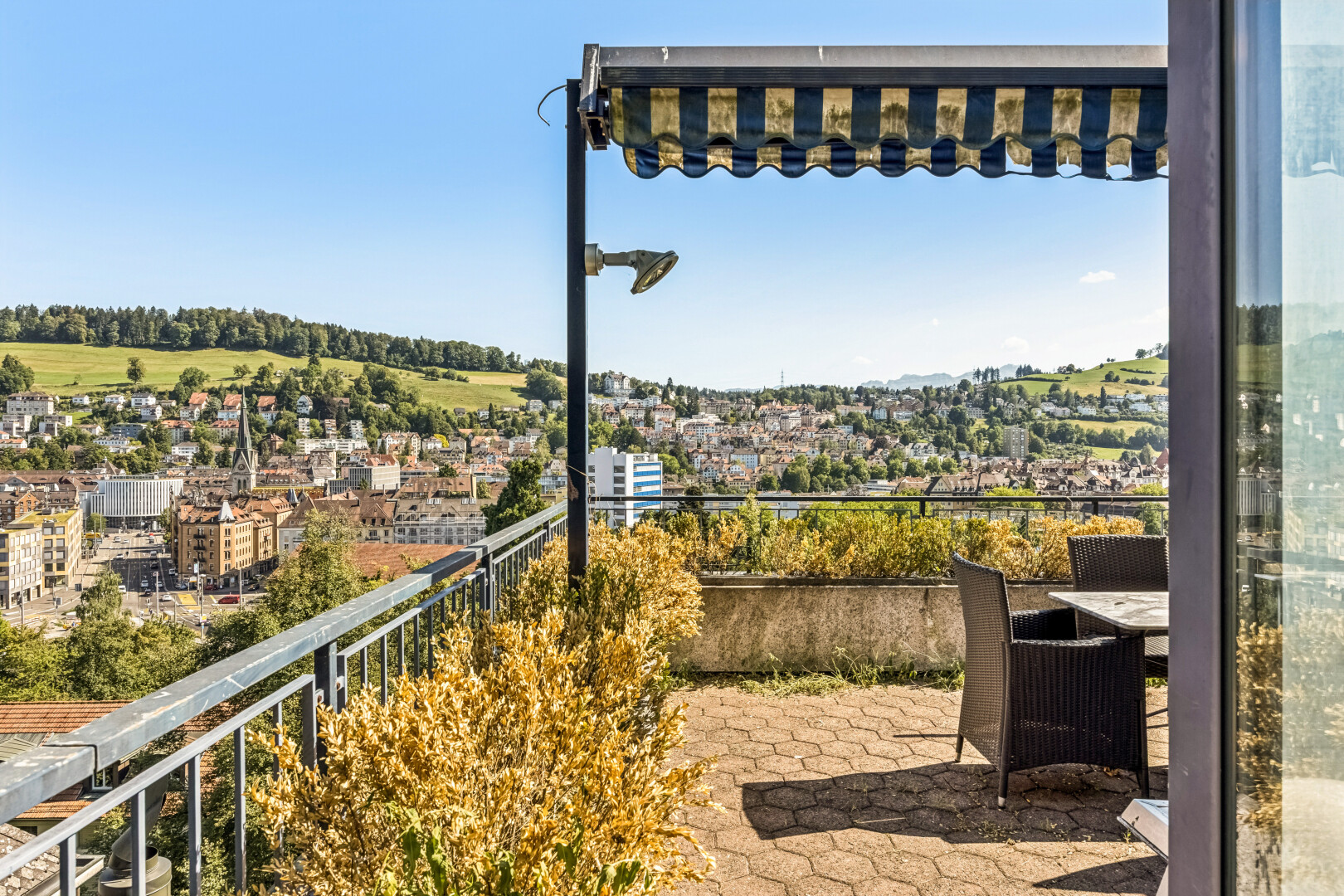 balkon mit view focus, day time, balkon, und from property