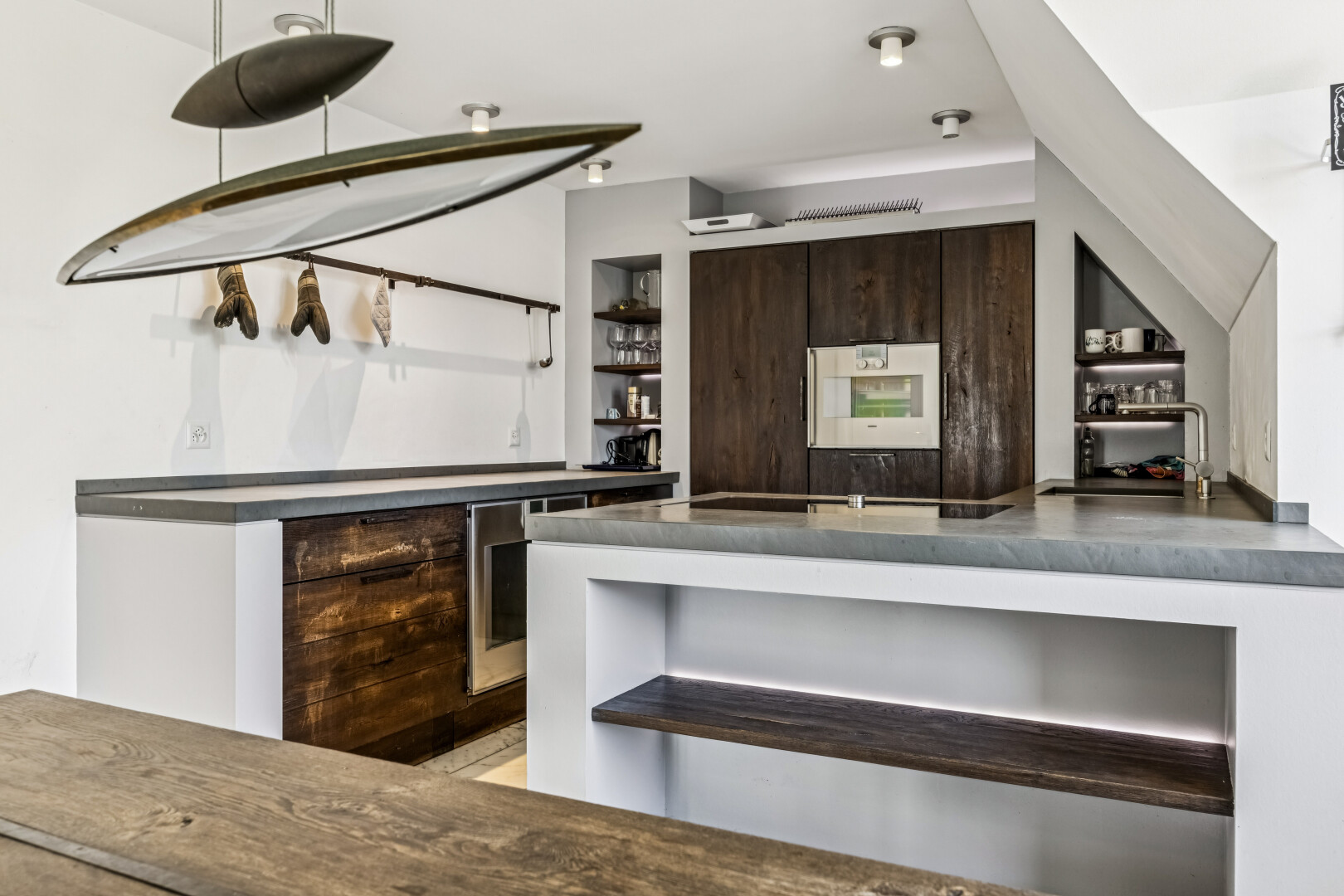 küche mit open shelves, offene regale, dark brown cabinets, dunkelbraune schränke, und dark countertops