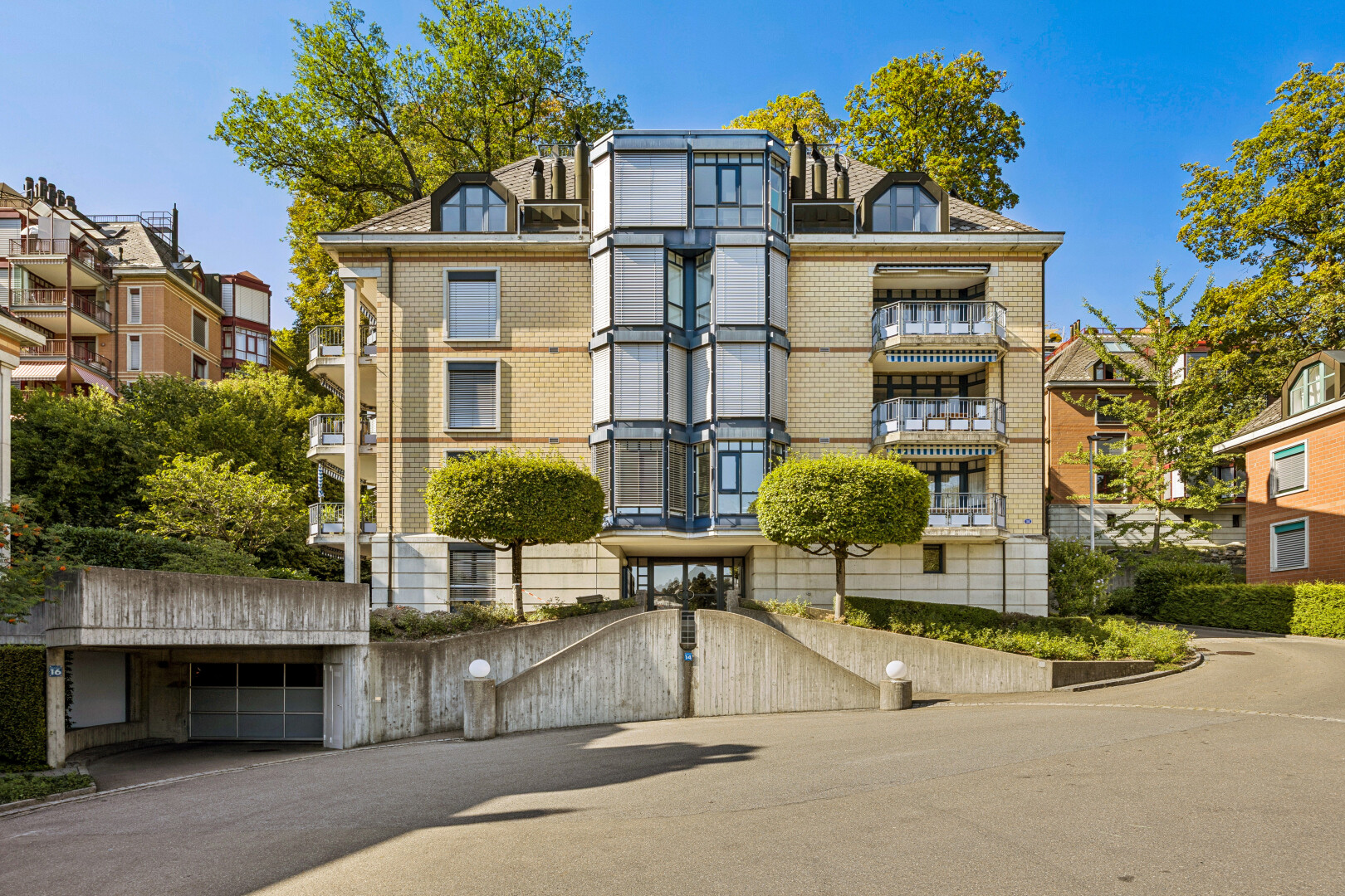 außenansicht mit apartment complex view, blick auf wohnanlage, carport, und day time