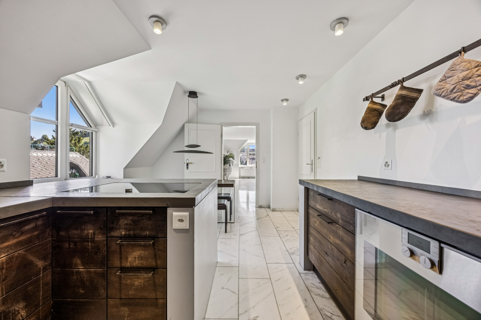 küche mit dunkelbraune schränke, dark brown cabinets, light floor, gipskartonwand, und drywall