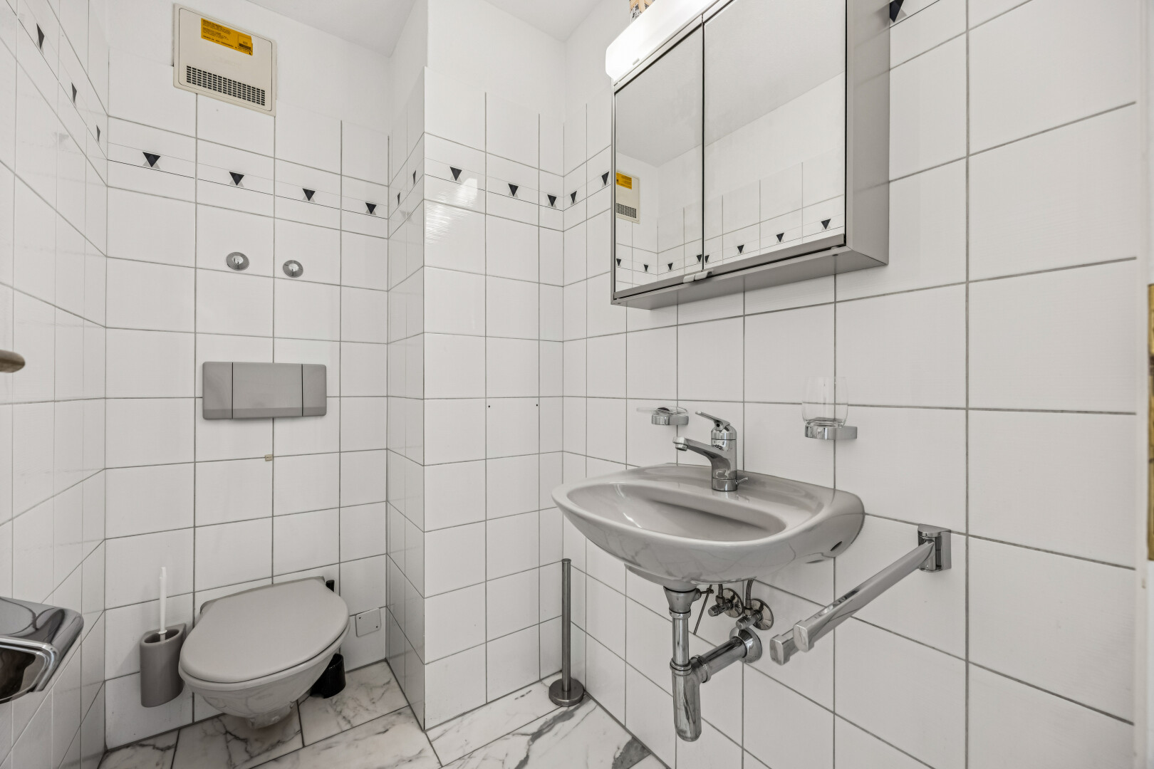 bad mit tile wall, fliesenwand, spiegel, waschbecken, und inside property