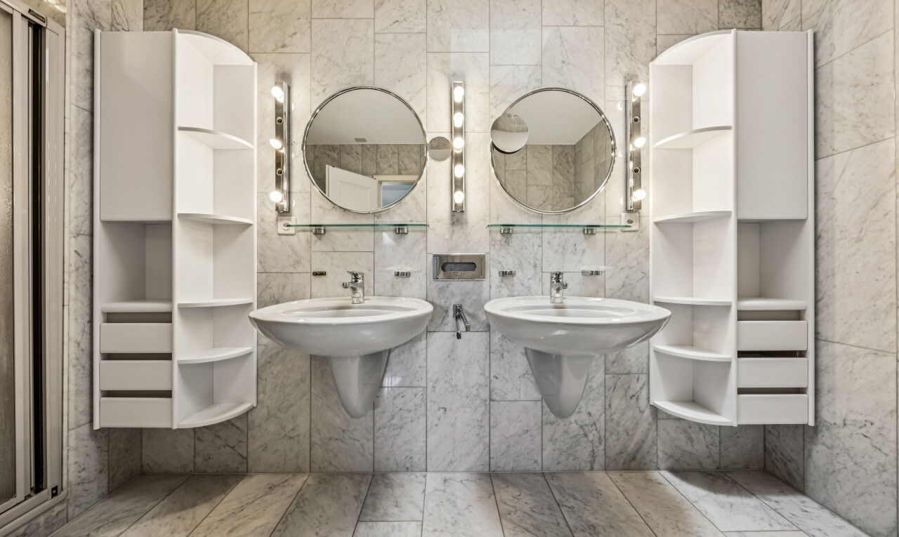 bad mit komplettes badezimmer, spiegel, zwei einzelne waschbecken, inside property, und dusche