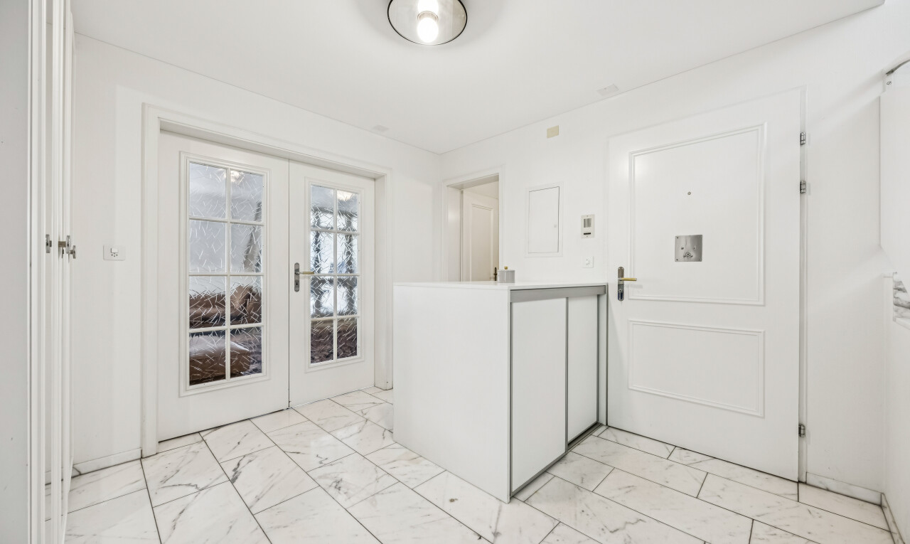 halle / korridor mit marble finish floor, marmorboden, light floor, marble look tile, und drywall