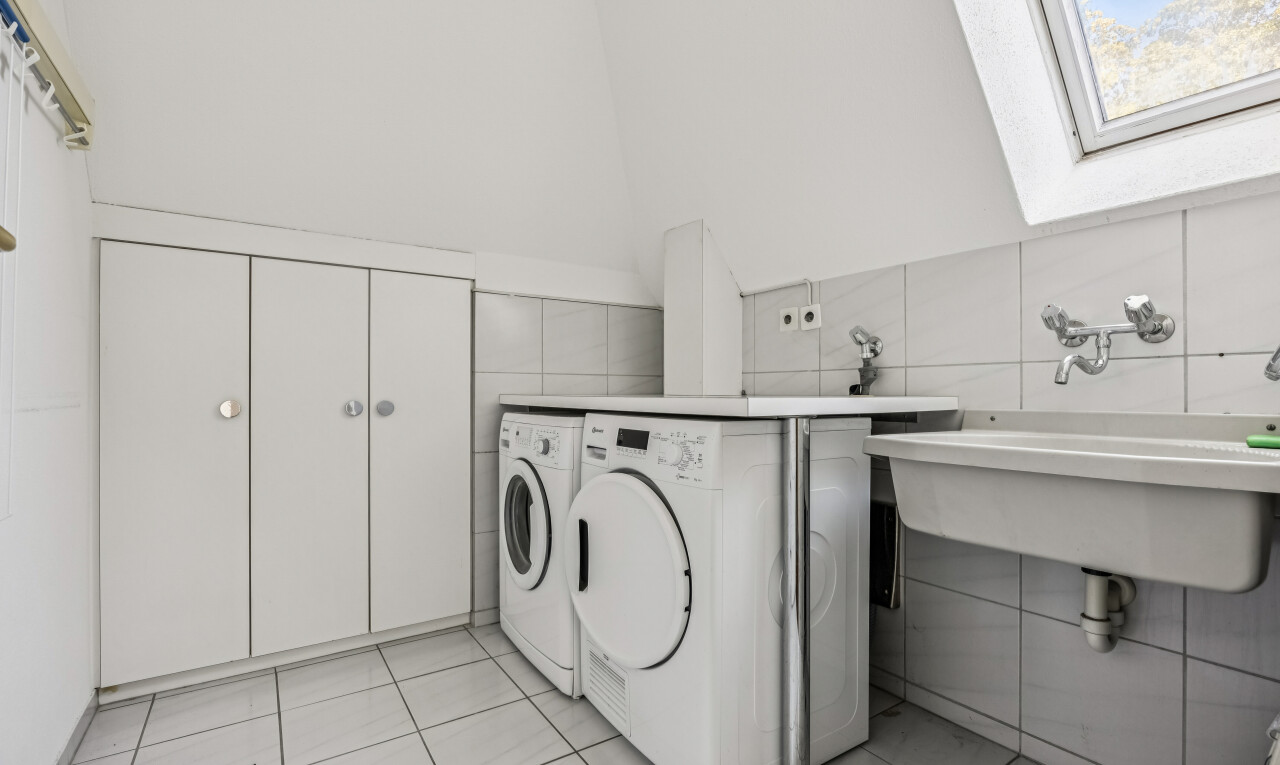 wäschekammer mit inside property, tumbler, light floor, drywall, und gipskartonwand