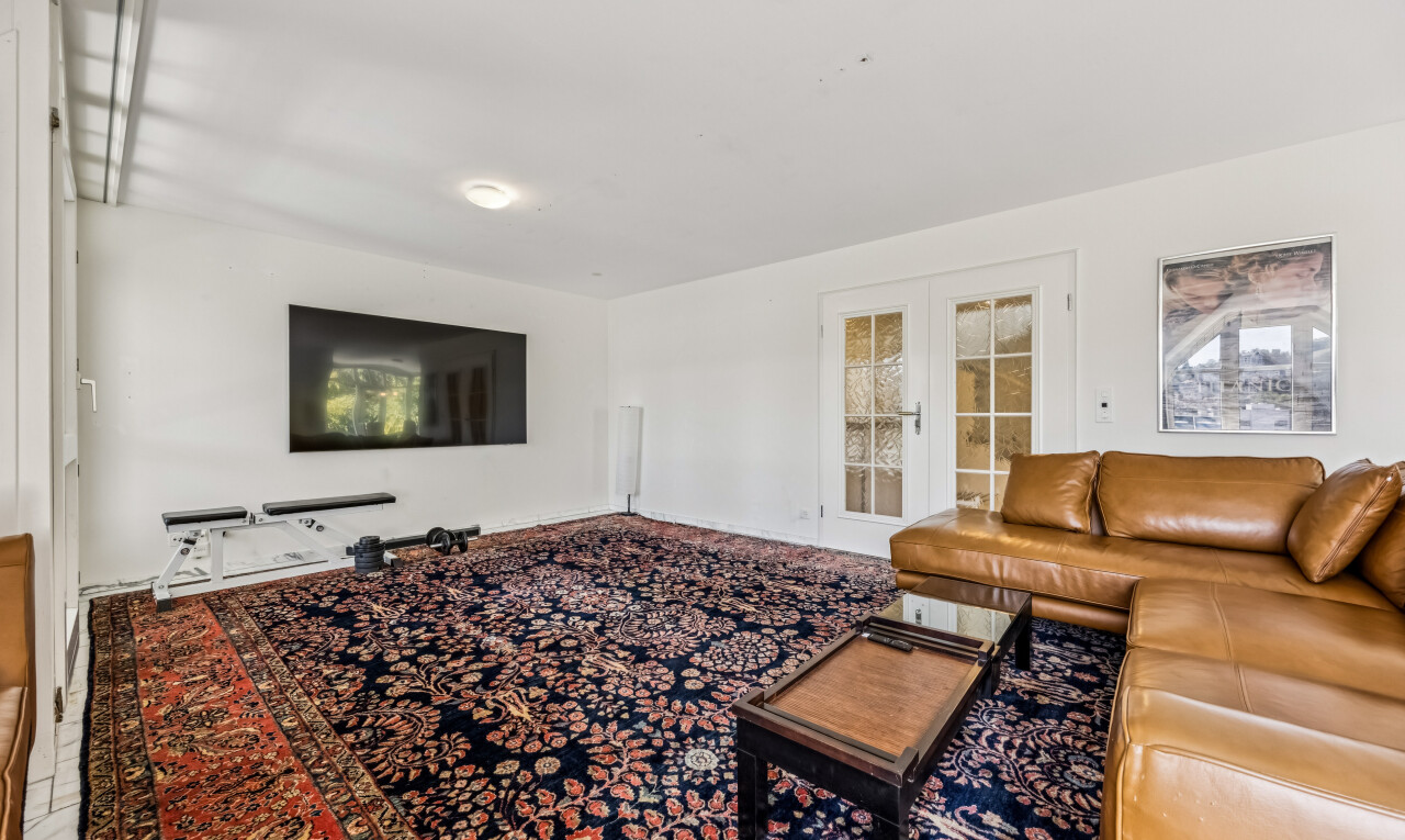 wohnzimmer mit französische türen, fernseher, drywall, und gipskartonwand