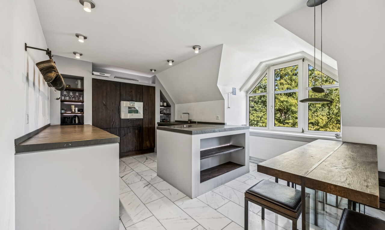 küche mit open shelves, offene regale, dark countertops, arbeitsplatten, und eingebaute regale