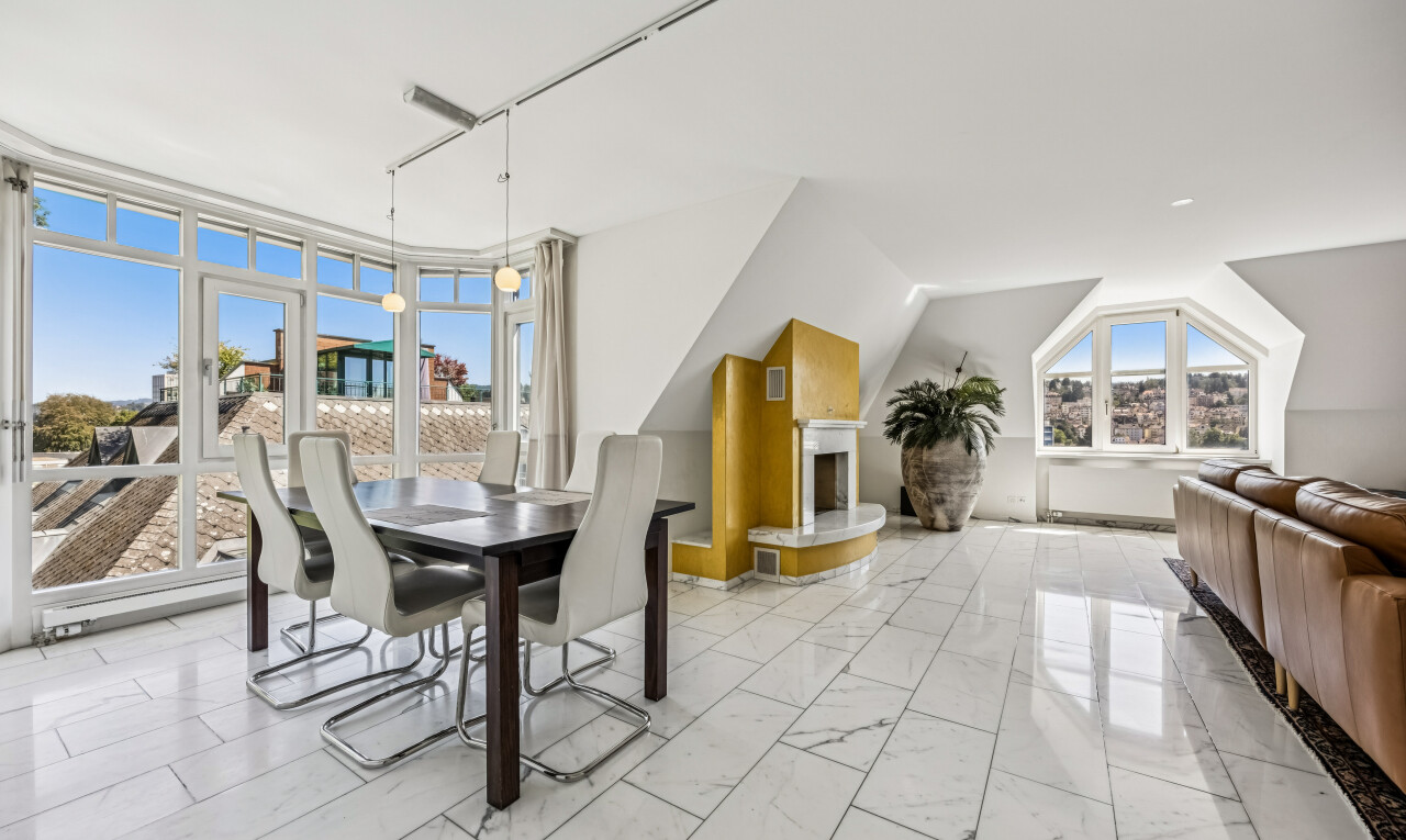 wohn- / esszimmer mit day time, natürliches licht, inside property, marble finish floor, und marmorboden