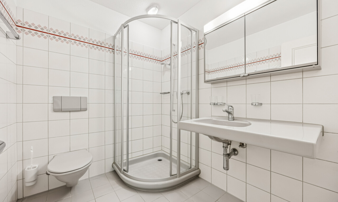 bad mit fliesenwand, tile wall, komplettes badezimmer, dusche, und spiegel