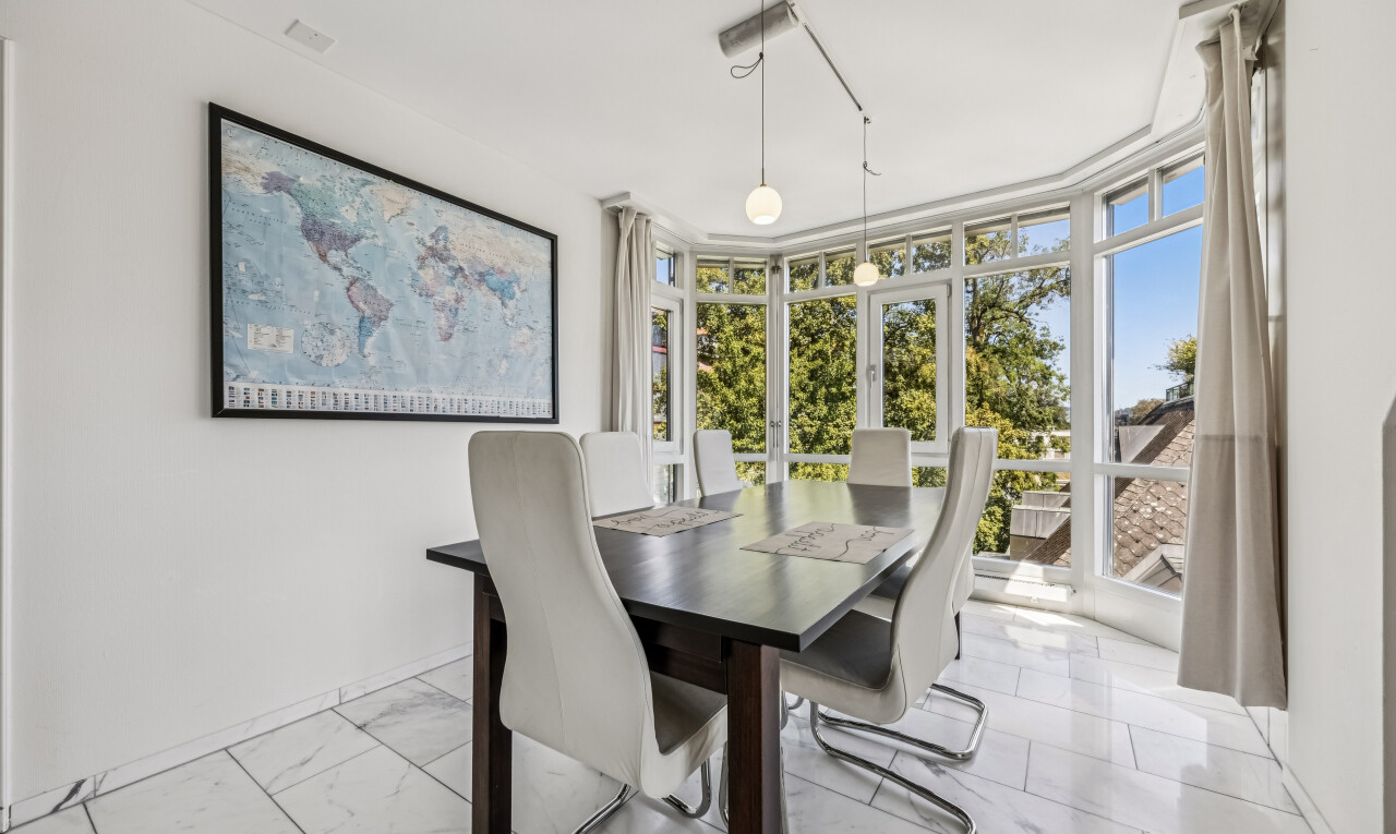 esszimmer mit drywall, gipskartonwand, inside property, floor ceiling windows, und light floor