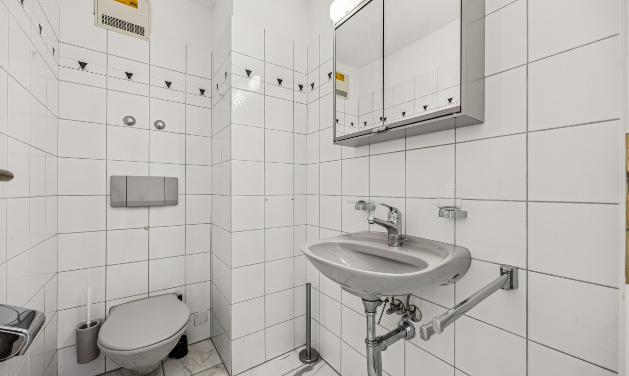 bad mit tile wall, fliesenwand, spiegel, waschbecken, und inside property
