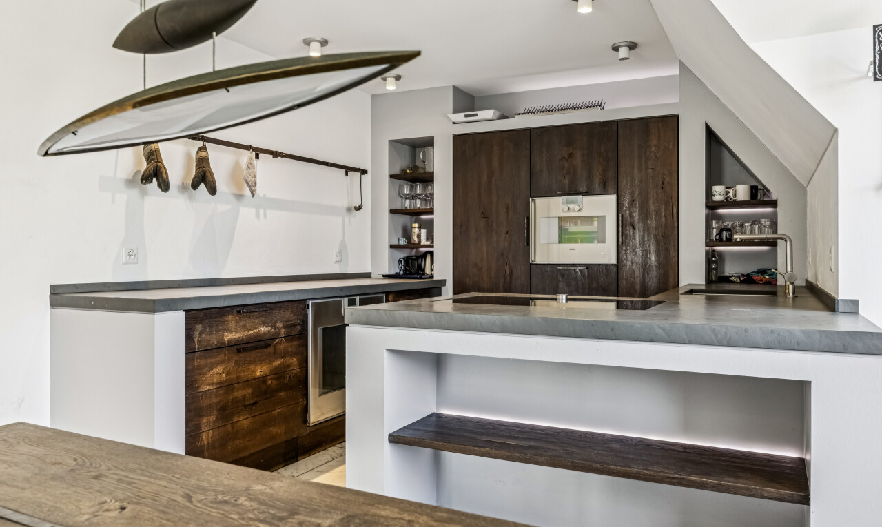 küche mit open shelves, offene regale, dark brown cabinets, dunkelbraune schränke, und dark countertops
