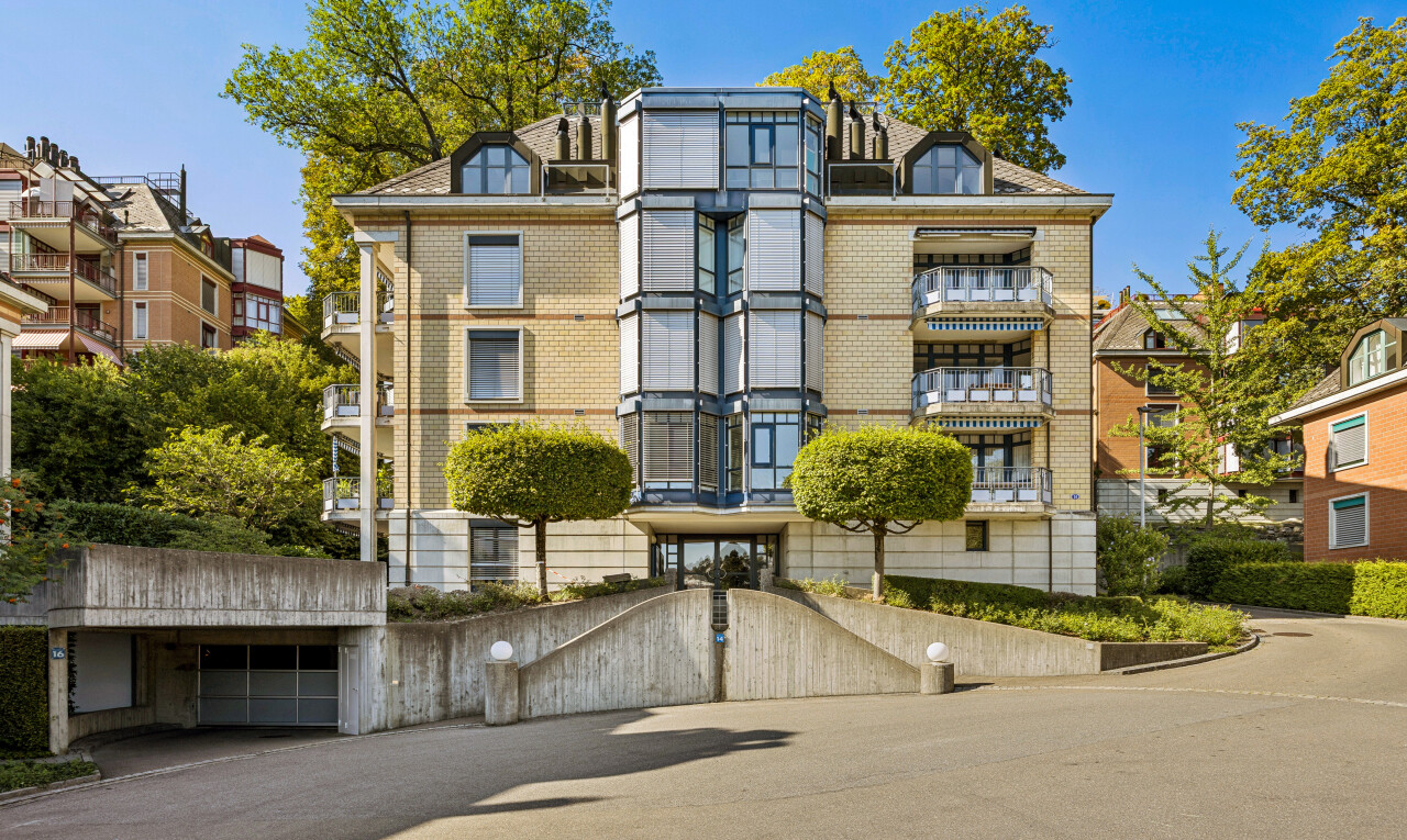 außenansicht mit apartment complex view, blick auf wohnanlage, carport, und day time