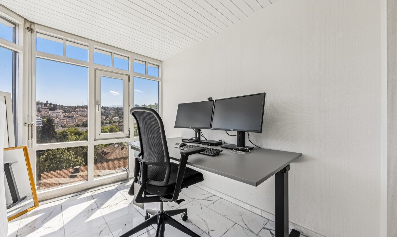 büro mit marble finish floor, marmorboden, drywall, gipskartonwand, und fernseher