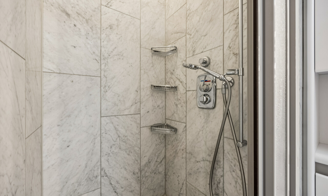 einzelheiten mit dusche, wall, interior, und bathroom