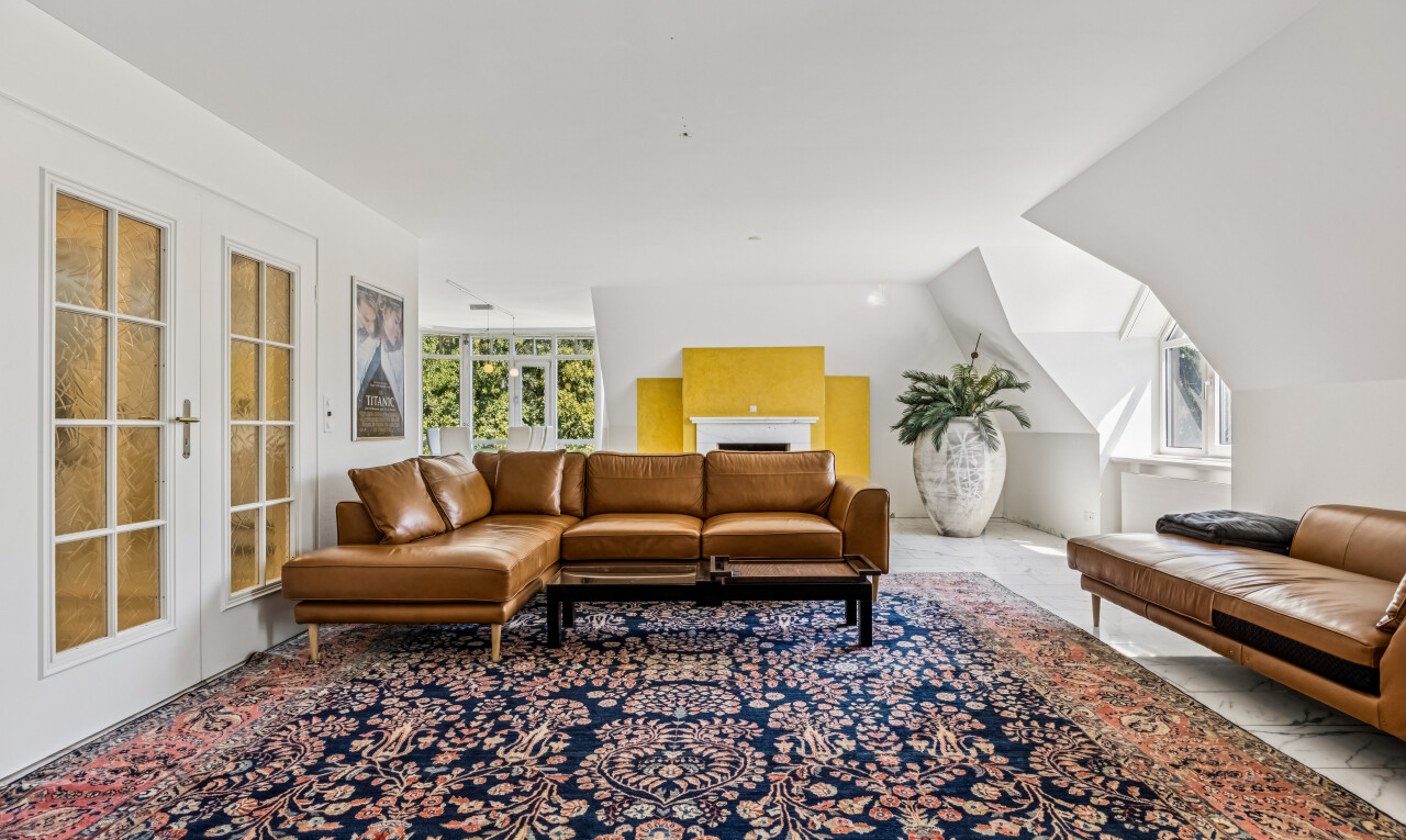 wohnzimmer mit natürliches licht, drywall, gipskartonwand, französische türen, und inside property