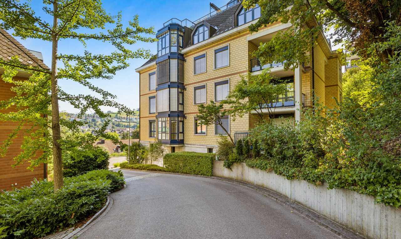 außenansicht mit from community, apartment complex view, blick auf wohnanlage, und day time
