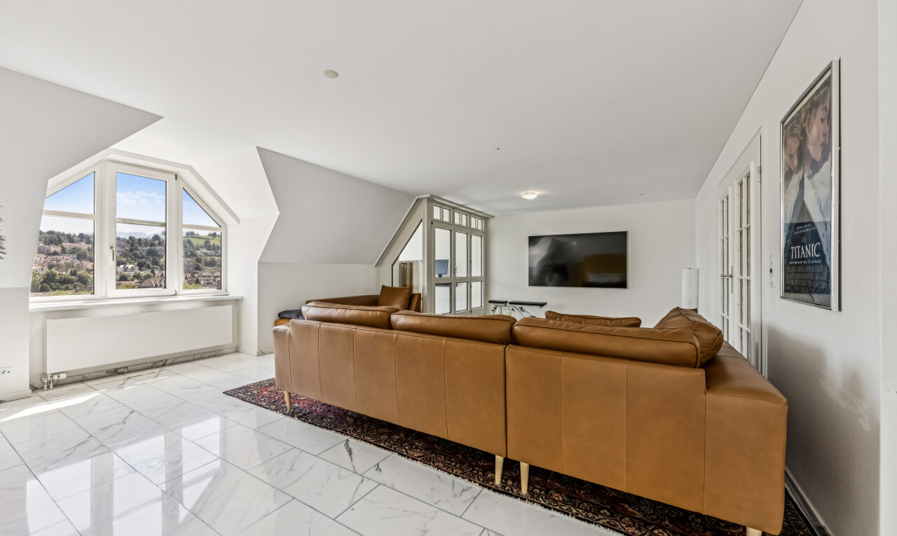 wohnzimmer mit gipskartonwand, drywall, fernseher, marmorboden, und marble finish floor