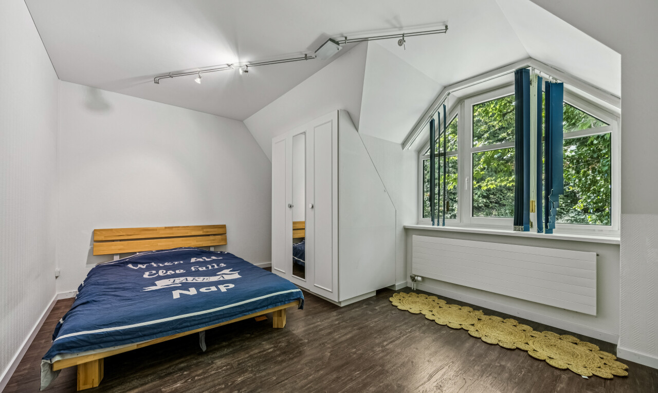 zimmer / schlafzimmer mit deckenbeleuchtung, kühler, vaulted ceiling, dachschräge, und inside property