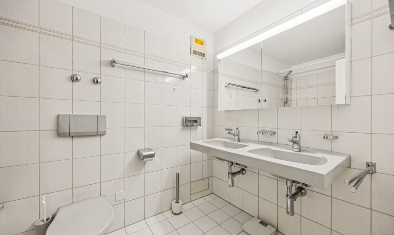 bad mit fliesenwand, tile wall, komplettes badezimmer, fliesenboden, und tile floor