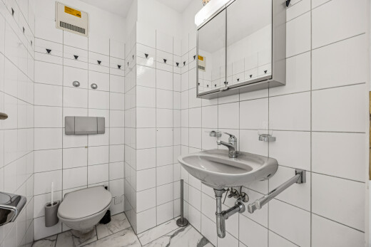 bad mit tile wall, fliesenwand, spiegel, waschbecken, und inside property
