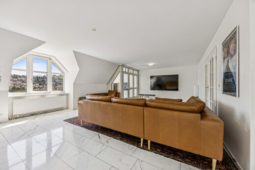 wohnzimmer mit gipskartonwand, drywall, fernseher, marmorboden, und marble finish floor