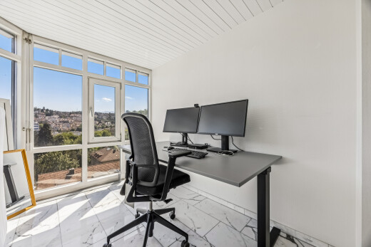 büro mit marble finish floor, marmorboden, drywall, gipskartonwand, und fernseher