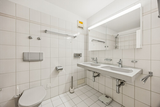 bad mit fliesenwand, tile wall, komplettes badezimmer, fliesenboden, und tile floor