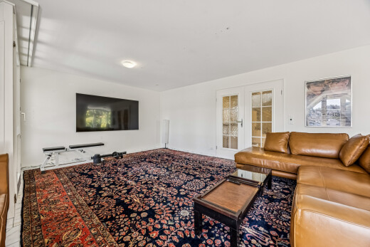 wohnzimmer mit französische türen, fernseher, drywall, und gipskartonwand