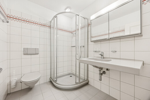 bad mit fliesenwand, tile wall, komplettes badezimmer, dusche, und spiegel