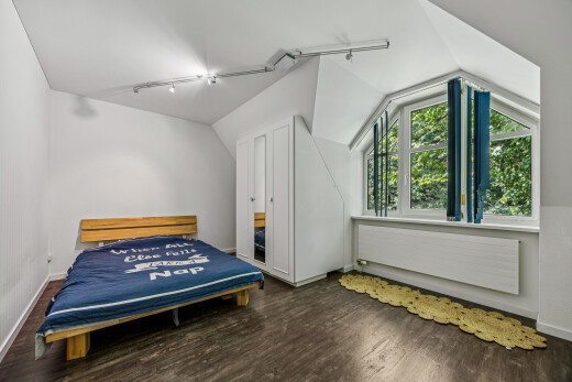 zimmer / schlafzimmer mit deckenbeleuchtung, kühler, vaulted ceiling, dachschräge, und inside property