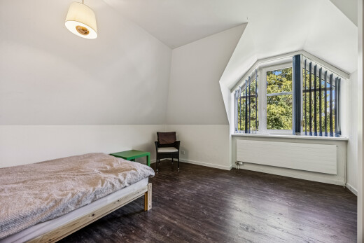 zimmer / schlafzimmer mit vaulted ceiling, dachschräge, zusätzliches zimmer, dark floor, und drywall