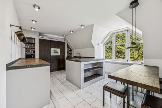 küche mit open shelves, offene regale, dark countertops, arbeitsplatten, und eingebaute regale