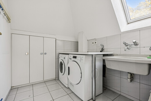 wäschekammer mit inside property, tumbler, light floor, drywall, und gipskartonwand