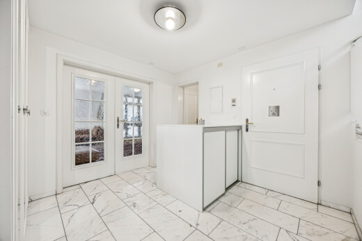 halle / korridor mit marble finish floor, marmorboden, light floor, marble look tile, und drywall