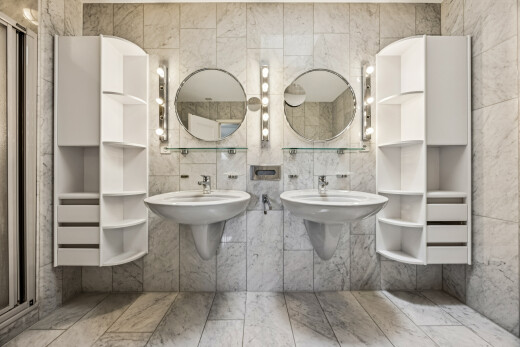 bad mit komplettes badezimmer, spiegel, zwei einzelne waschbecken, inside property, und dusche