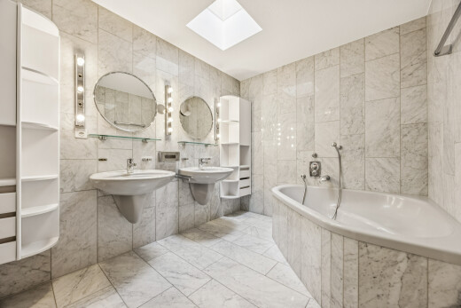 bad mit fliesenwand, tile wall, komplettes badezimmer, bad, und marmorboden