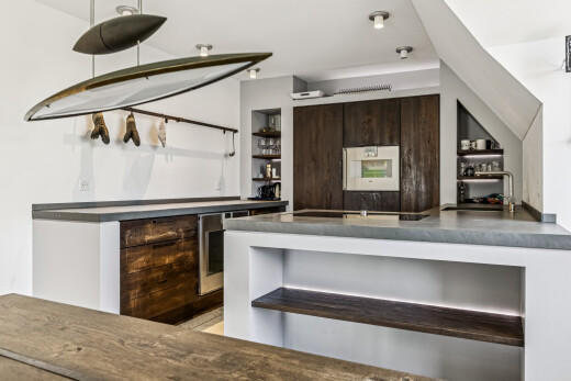 küche mit open shelves, offene regale, dark brown cabinets, dunkelbraune schränke, und dark countertops