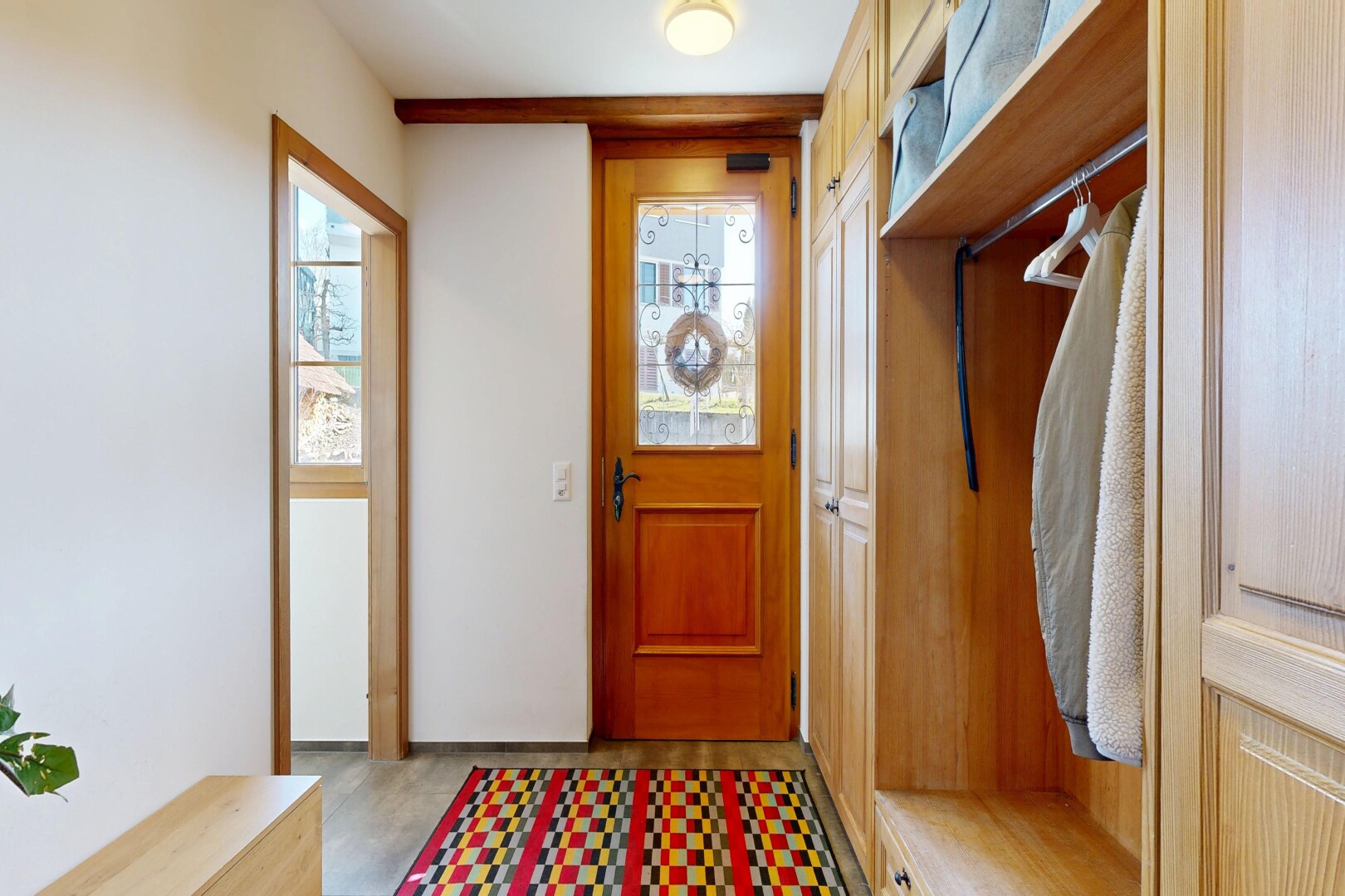 couloir avec drywall, cloison sèche, inside property, natural light, et lumière naturelle