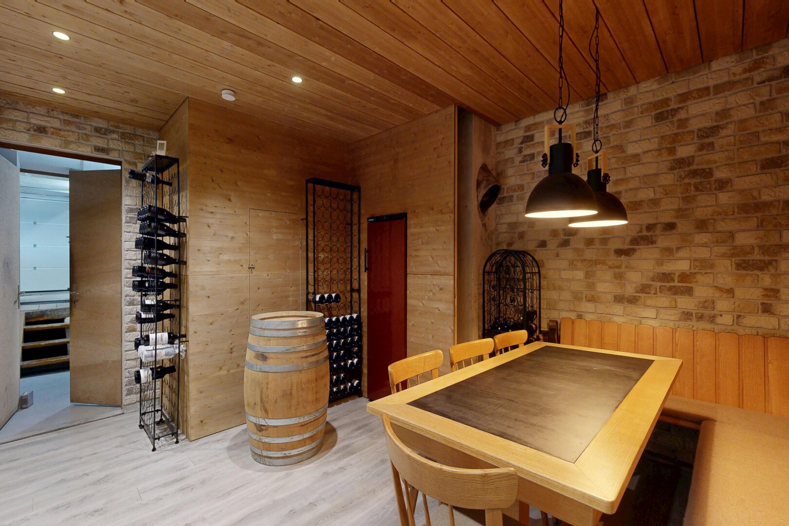 cave avec mur en brique, brick wall, sol en finition bois, wood finish floor, et plafond en bois