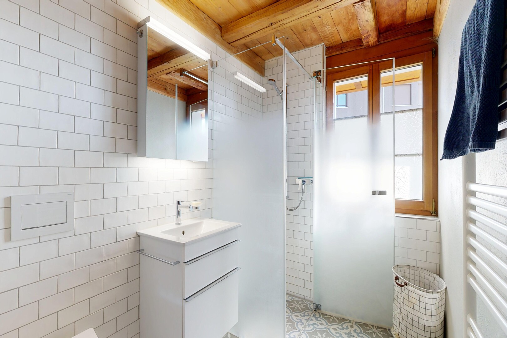 salle de bains avec lavabo (ou coiffeuse selon le contexte), douche, salle de bain complète, miroir, et light floor