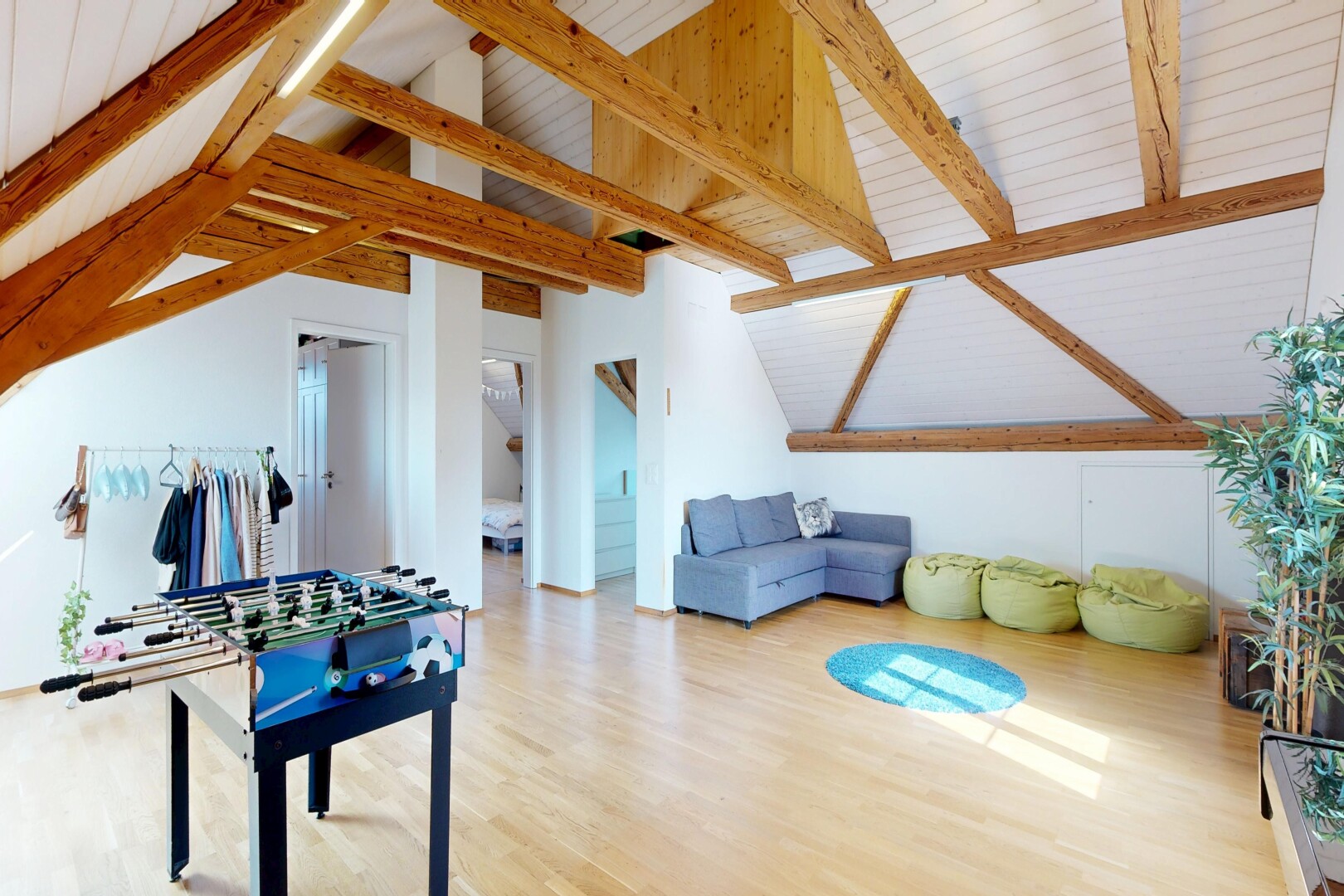 salon avec plafond à poutres, beamed ceiling, sol en finition bois, wood finish floor, et plafond voûté