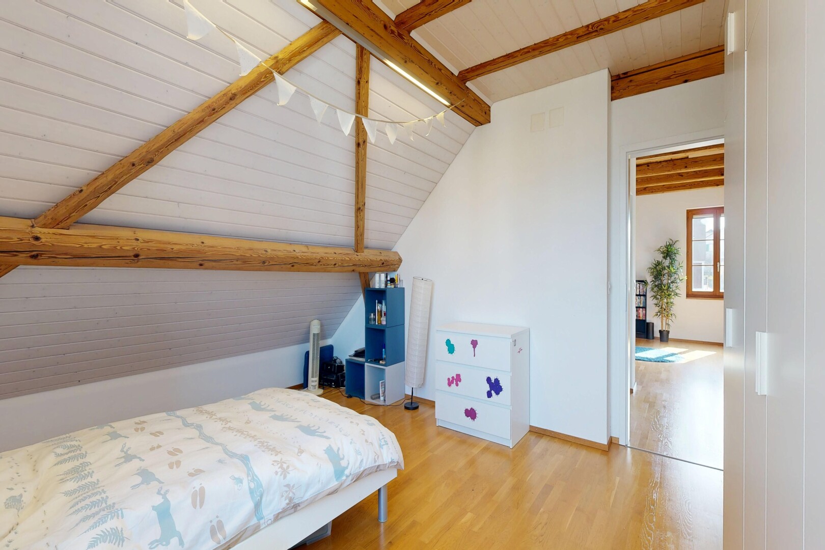 chambre avec beamed ceiling, plafond à poutres, wood finish floor, sol en finition bois, et inside property