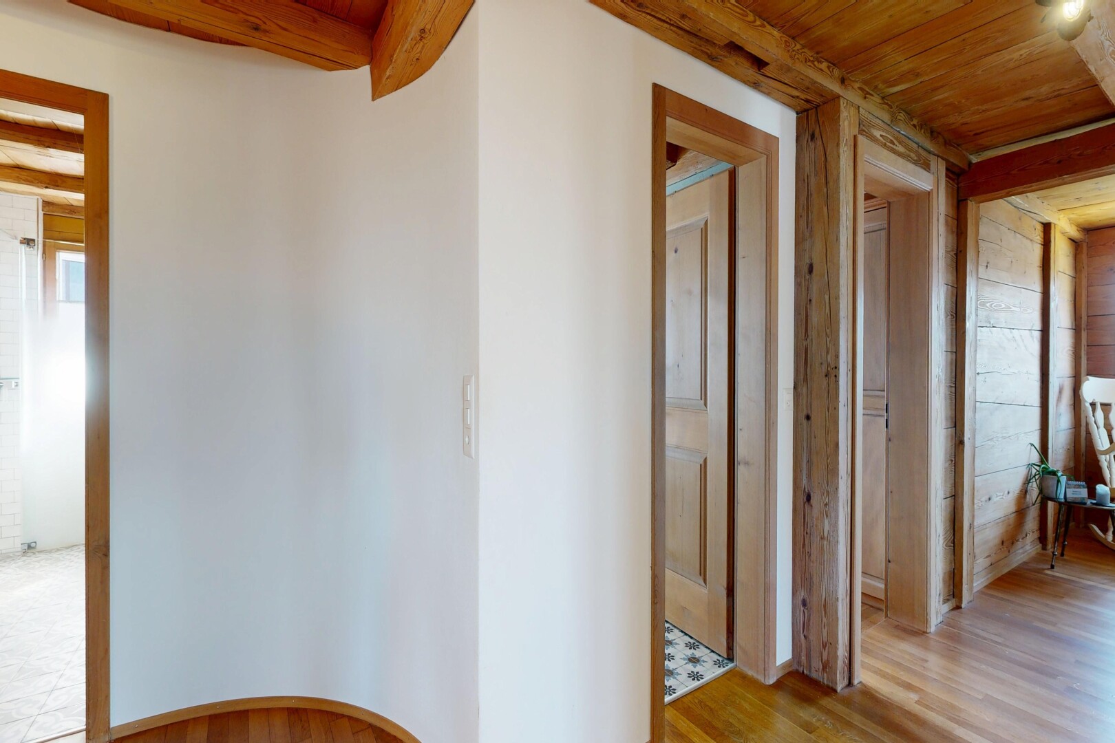 couloir avec inside property, light floor, sol en finition bois, et wood finish floor