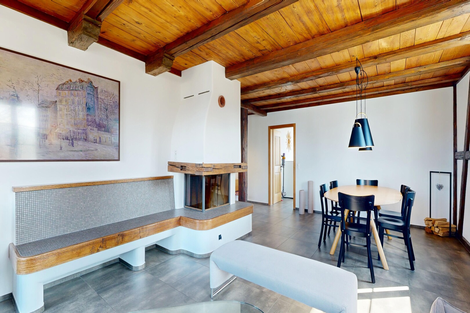 salon / salle à manger avec inside community, concrete tile, plafond en bois, wood ceiling, et cloison sèche