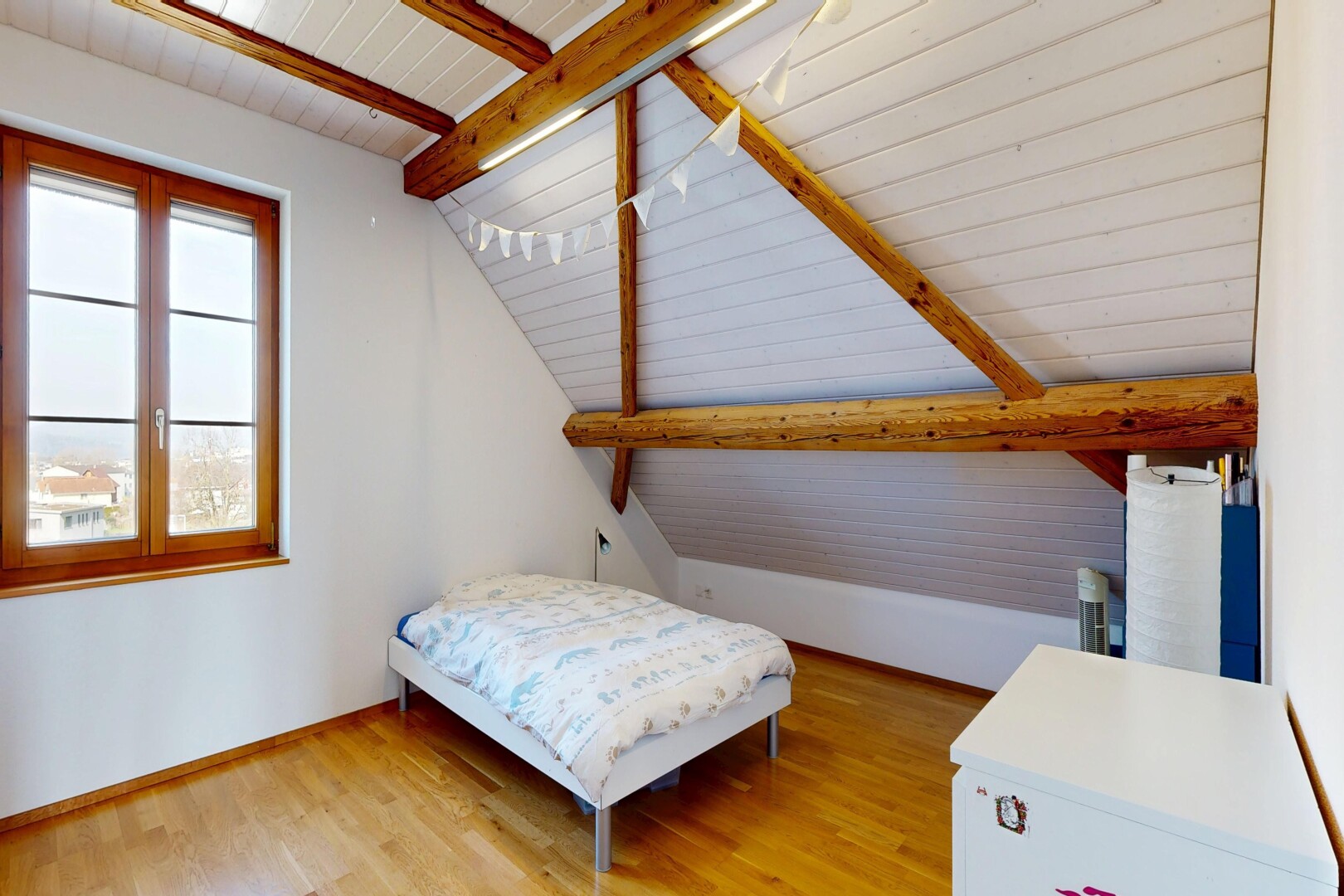 chambre avec plafond à poutres, beamed ceiling, plafond en bois, wood ceiling, et sol en finition bois