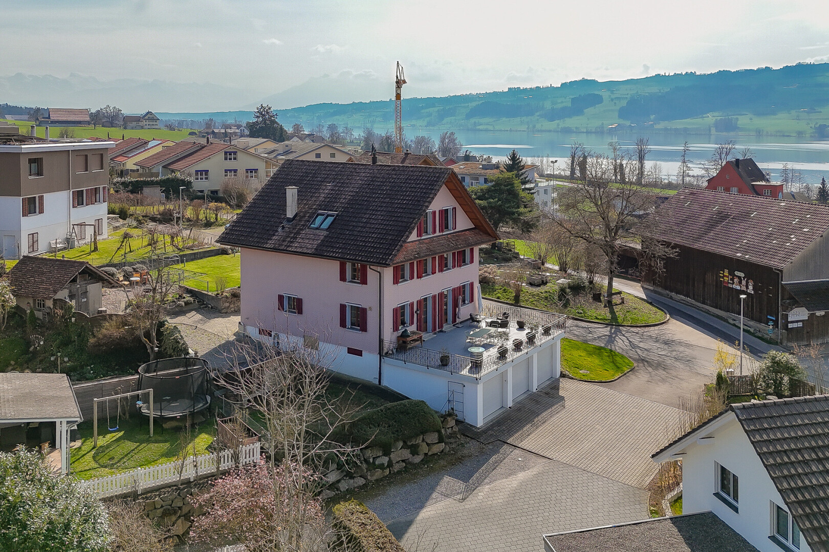 façade avec allée, drone view, day time, water view, et vue sur l'eau