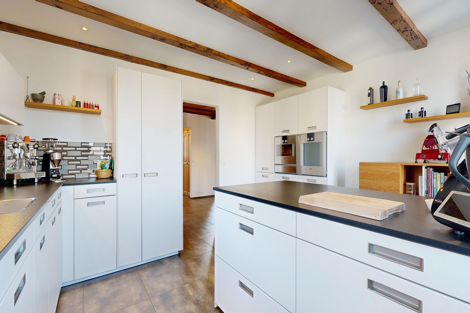 cuisine avec open shelves, étagères ouvertes, dark countertops, plans de travail, et inside property