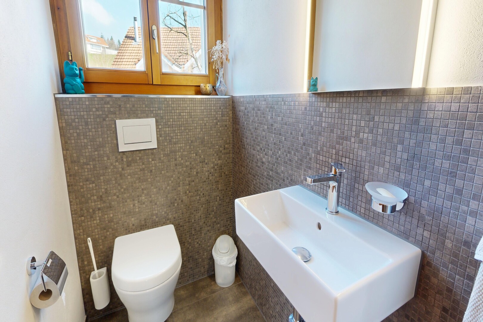 salle de bains avec toilette, inside property, évier, tile wall, et mur en carrelage